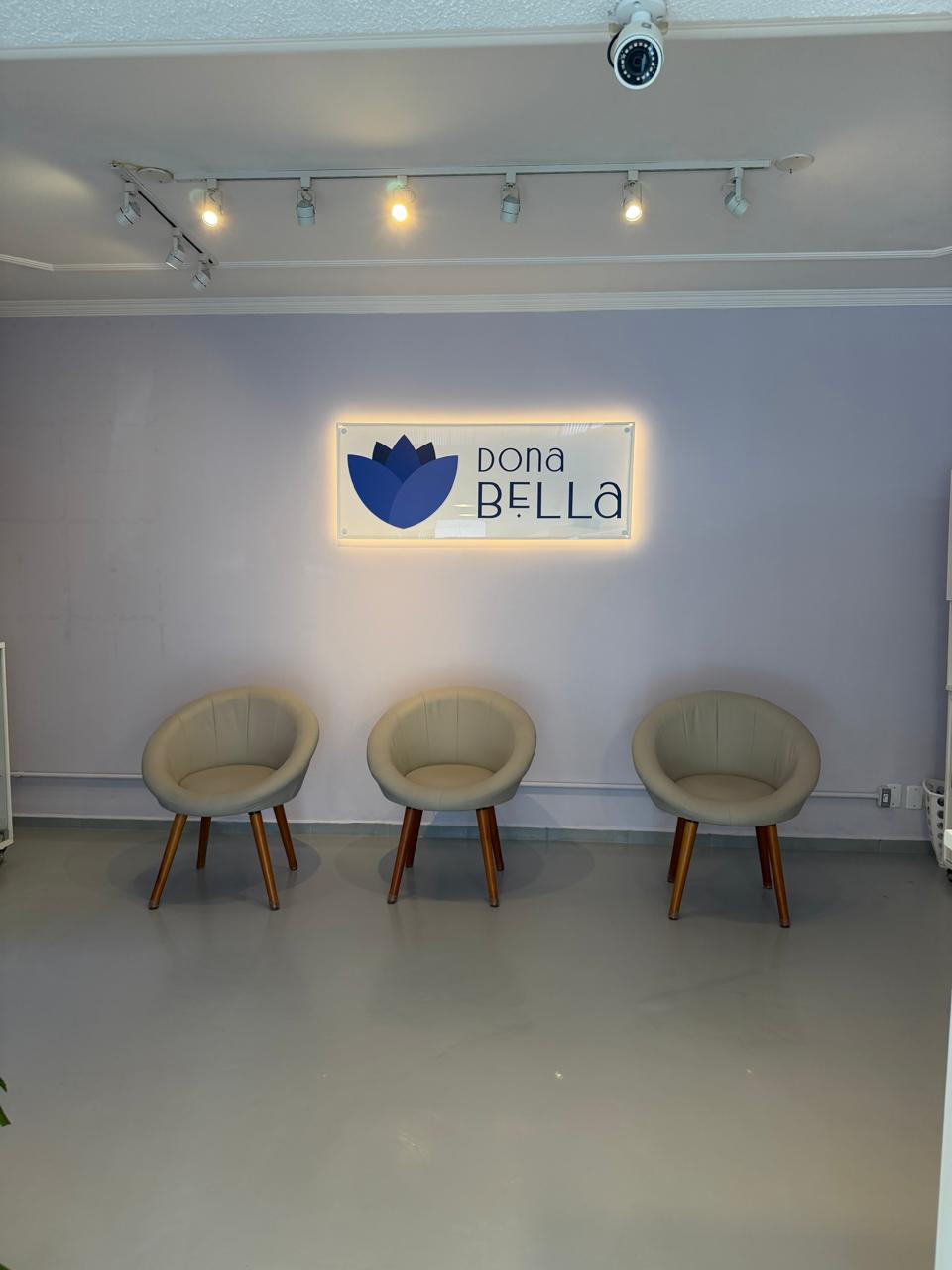 Sala de espera com poltronas e logo