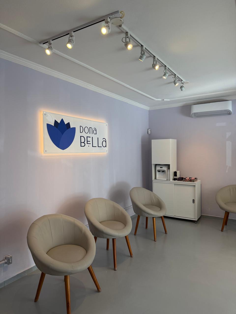 Recepção do Espaço Dona Bella com logo iluminado
